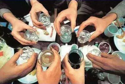 日飲半斤白酒，小伙竟現(xiàn)“女兒身”？揭秘酒精與激素的致命關(guān)聯(lián)